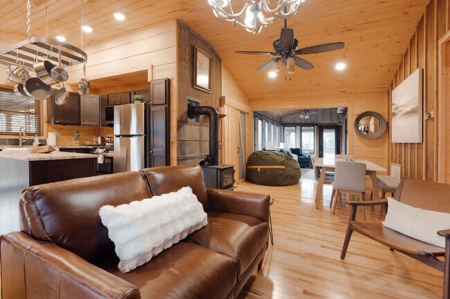 Building Photo - 521 Baywood Dr