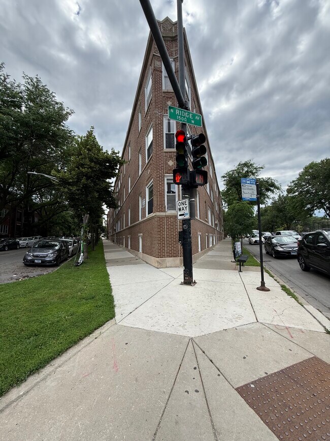 Foto del edificio - 5866 N Ridge Ave
