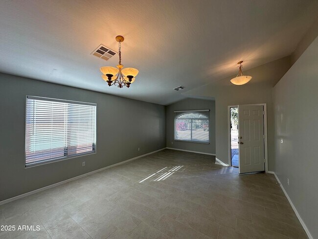 Foto del edificio - 1115 E Elm Rd