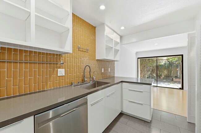 Foto del edificio - 2 Bedroom Townhome with Private Yard and 2 Car Garage in Santa Clara
