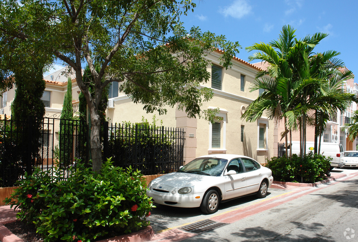 Building Photo - 525-531 Espanola Way