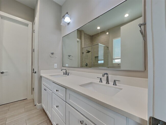 Foto del edificio - 5902 Gardendale Dr