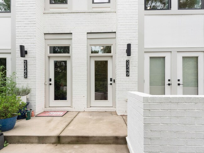 Puerta principal - 2349 Wesley Village Rd