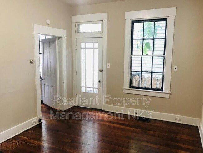 Building Photo - 417 Emma St