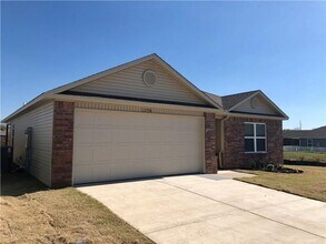 Building Photo - 1236 S Nighthawk Ln