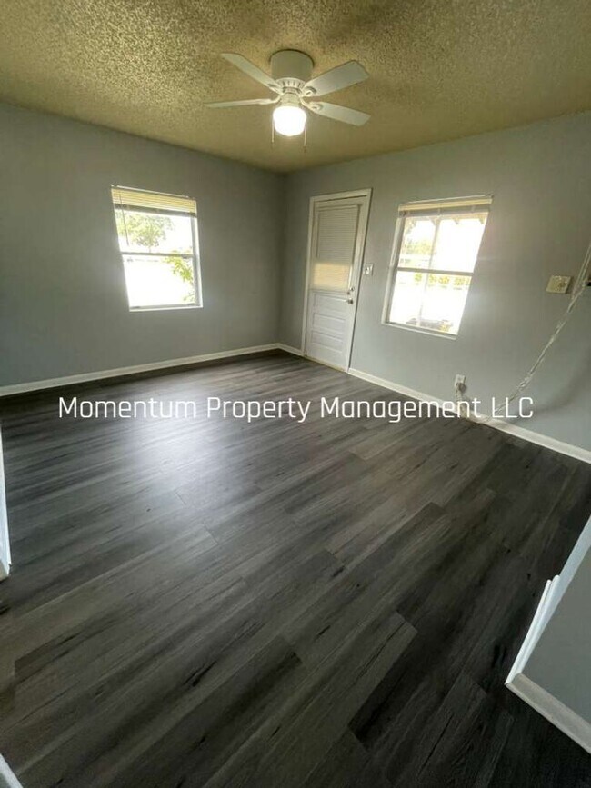 Foto del edificio - Cute and Cozy 2/1 in Mulberry- AVAILABLE FOR IMMEDIATE MOVE IN!!