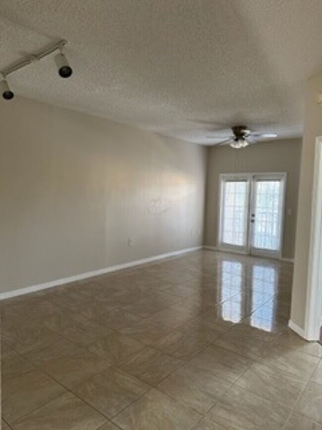 Building Photo - 3 Bed 2 Bath Condo in Orlando For Rent