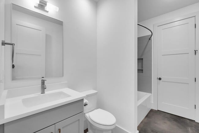 Building Photo - Spacious and Bright Bohemian Cottage Downtown Greenville - Available Now!