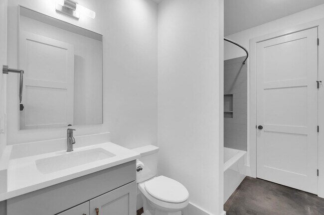 Foto del edificio - Spacious and Bright Bohemian Cottage Downtown Greenville - Available Now!