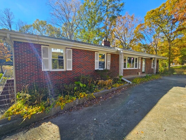 Building Photo - 609 Memorial Dr Ext