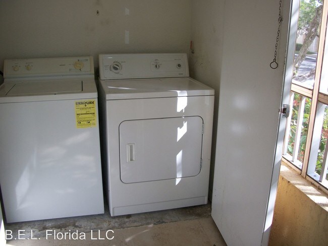 Building Photo - 2800 N Oakland Forest Dr