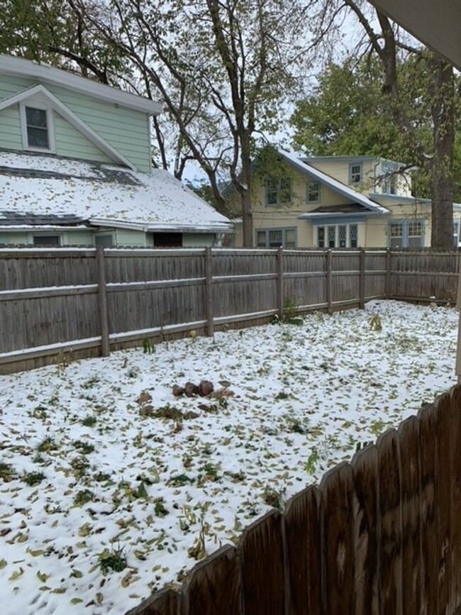 Building Photo - Charming 2-bedroom House Available with fe...