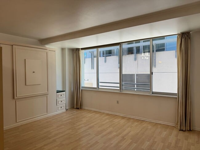 Building Photo - CLICK "REQUEST A TOUR" NOW!