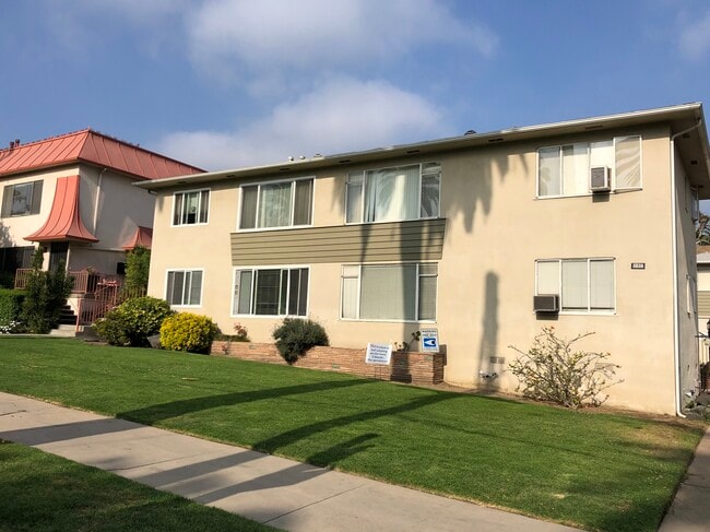 Building Photo - 2124 N Beachwood Dr