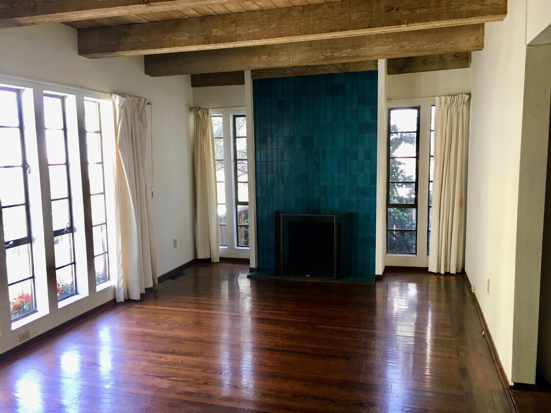 Primary Photo - 2342 Hilgard Ave
