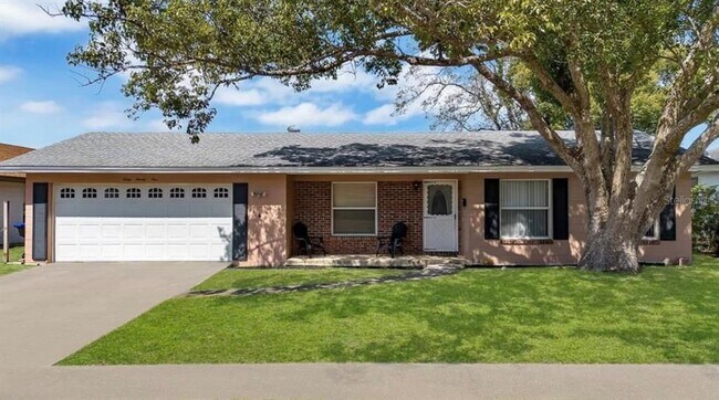 Building Photo - 6021 Wedgewood Cir