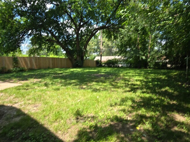 Building Photo - Newly renovated 3 bedroom Move in now