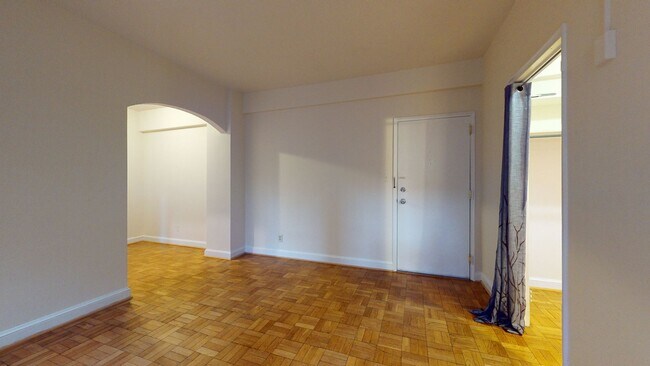 Foto del edificio - Foggy Bottom Efficiency W/Roofdeck & Garde...