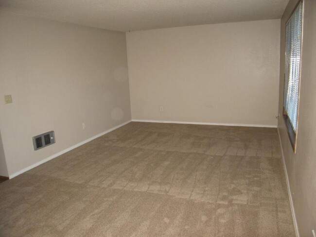 Foto del edificio - 4619 Polaris St NE ;  Apt B.