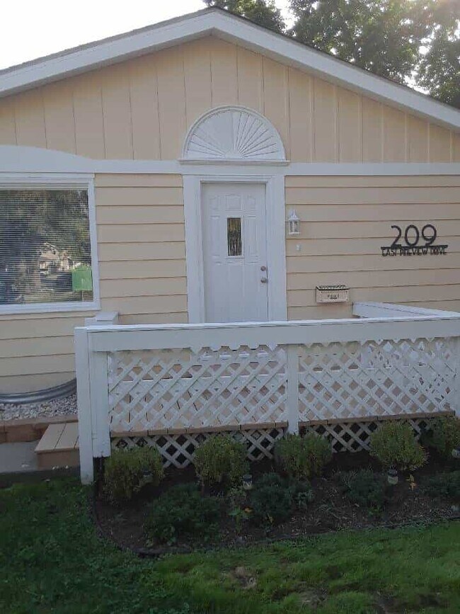 Foto del edificio - 209 E Pineview Dr