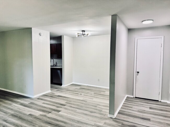 Building Photo - 1208 Schaub Dr