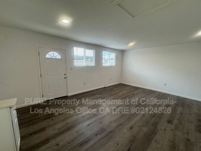 Building Photo - 10977 Pope Ave