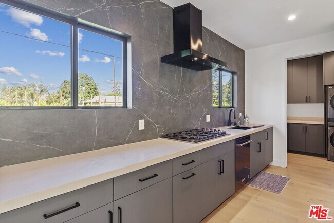 Foto del edificio - 5456 Hazeltine Ave