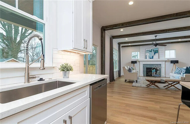 Foto del edificio - Luxurious, Modern Farmhouse in Belmont wit...