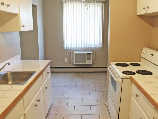 Building Photo - Raydel Manor Apartments