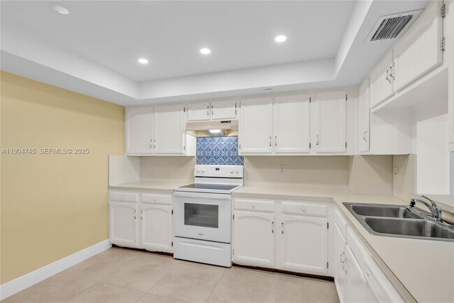 Foto del edificio - 3200 Port Royale Dr N