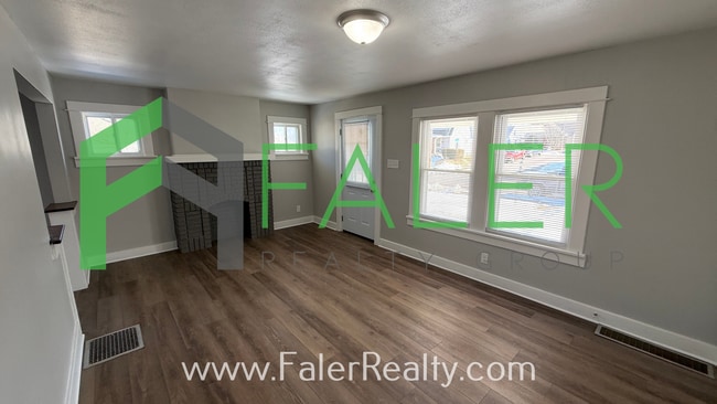 Building Photo - Belmont Bungalow!