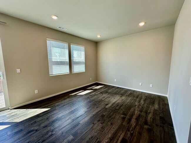 Foto del edificio - 4 Bedroom Home with Attached 2 Car Garage!