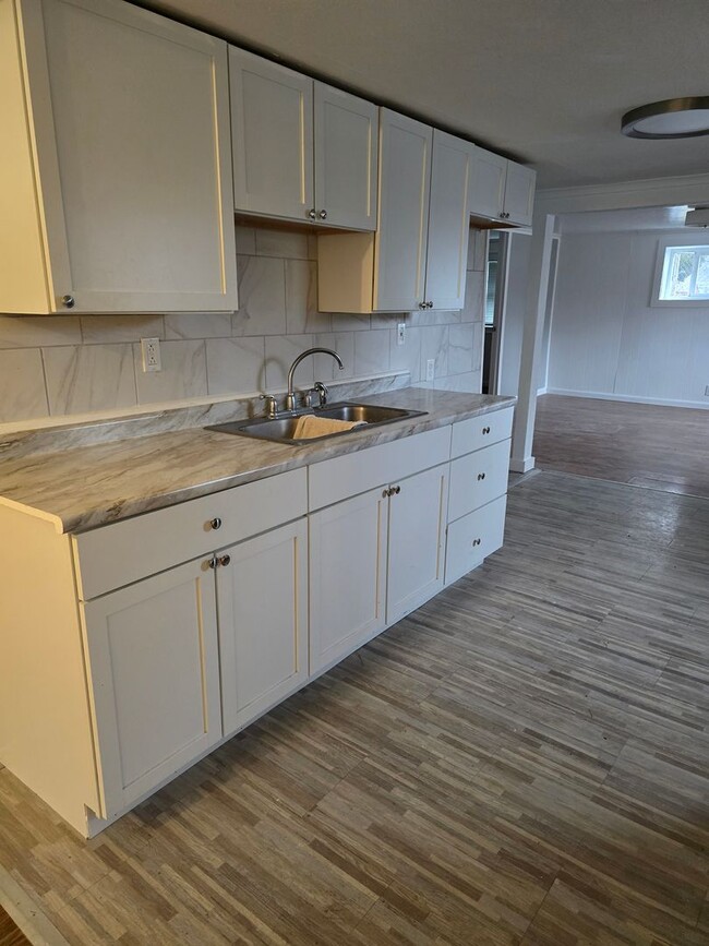 Building Photo - Updated 3BD/1BA