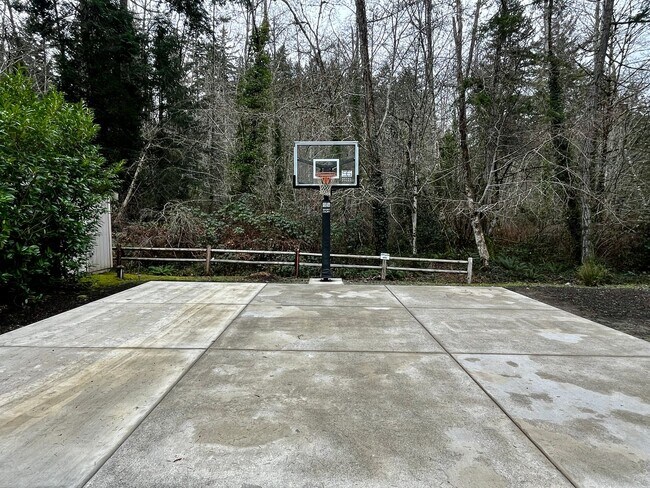 Building Photo - Beautiful 4 Bedroom on Half Acre with Spor...