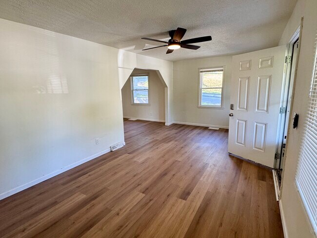 Foto del edificio - 8801 E Independence Ave