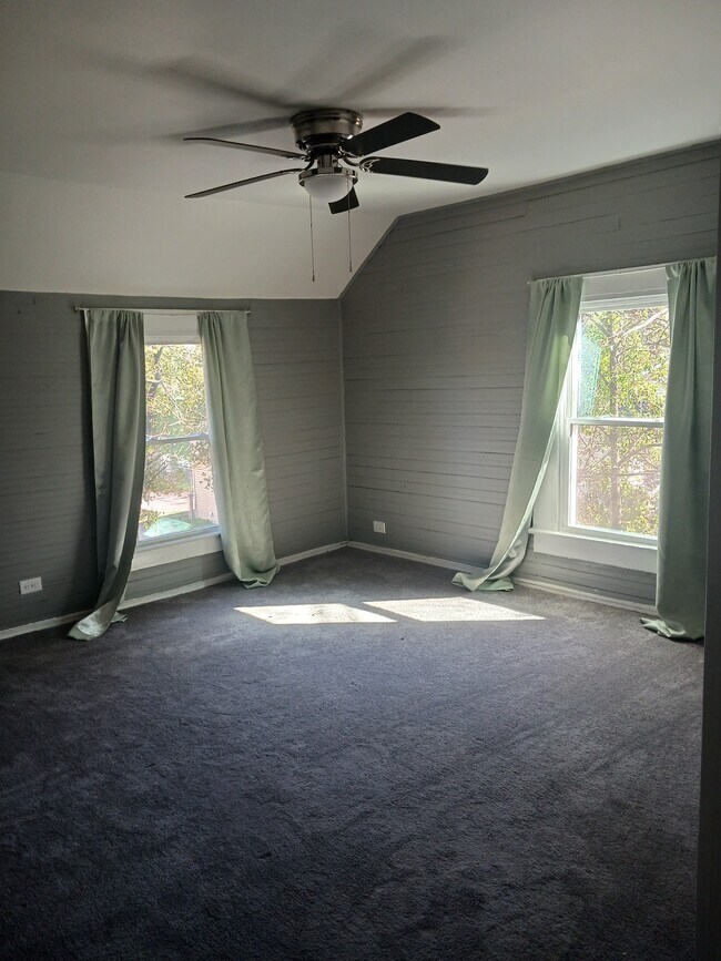 Building Photo - 323 Sortwell St