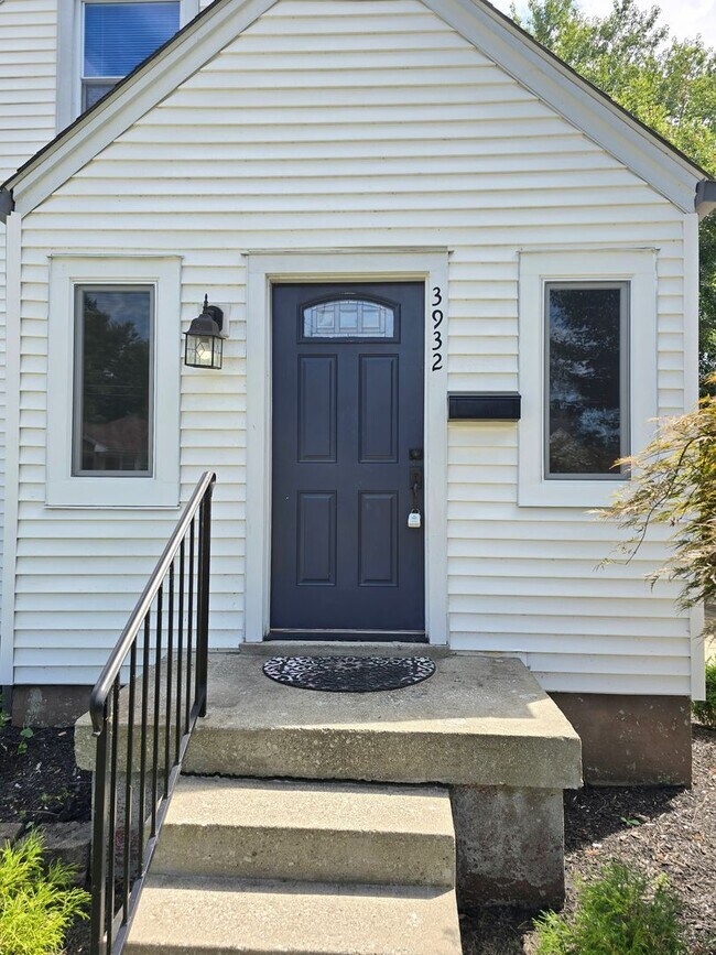 Building Photo - Welcome to this beautifully updated 3-bedr...