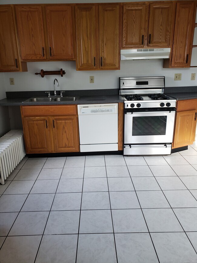 Kitchen - 126 Grant Ave