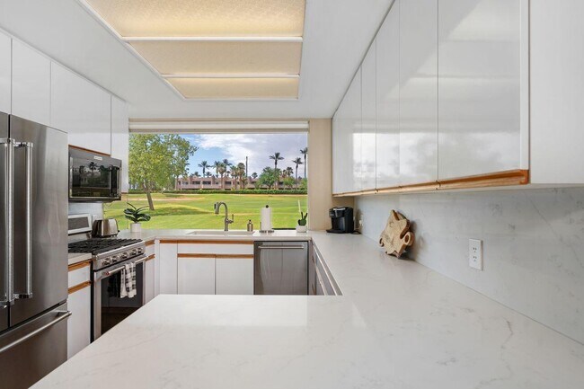 Foto del edificio - 20 Pebble Beach Dr