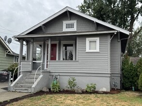 Building Photo - 907 Hewitt Ave