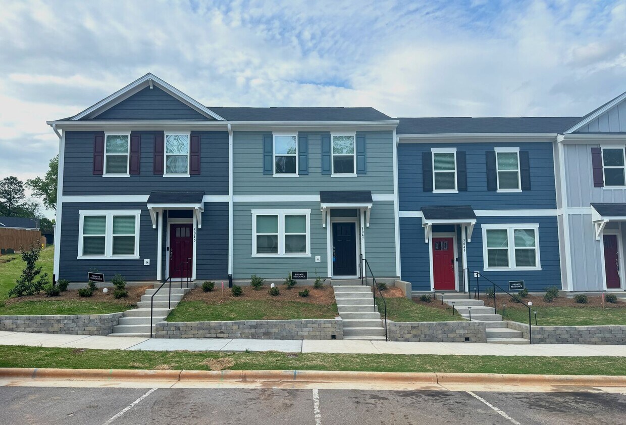 Primary Photo - Like-New 3 Bedroom Townhouse only Minutes ...