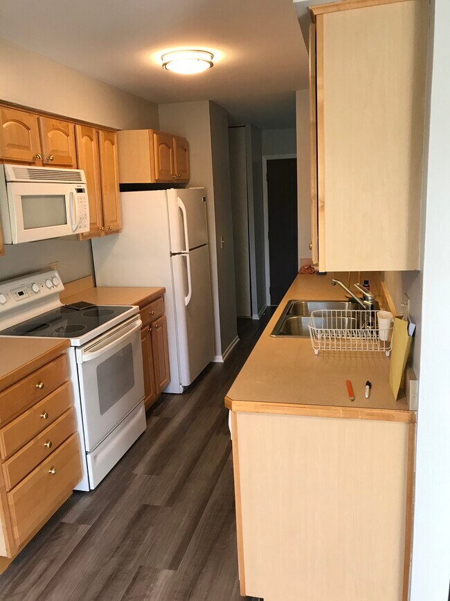 KITCHEN - 725 W Huntington Commons Rd