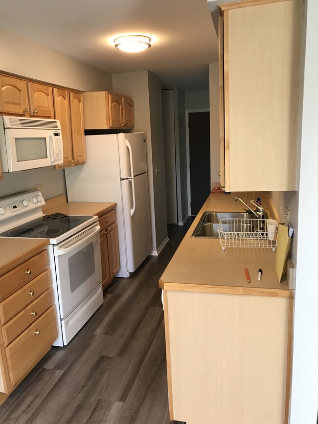 KITCHEN - 725 W Huntington Commons Rd