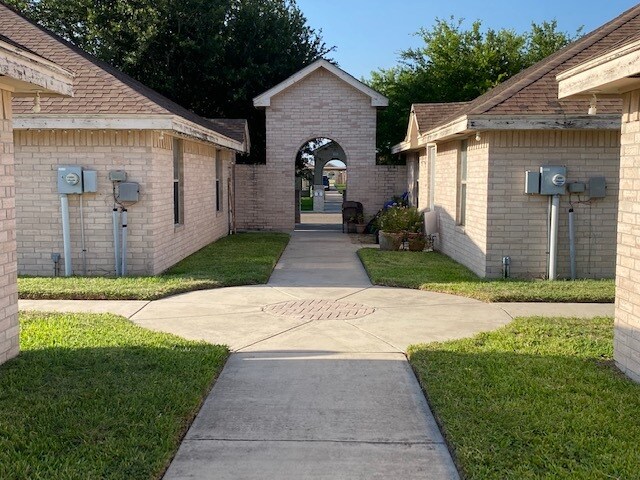 Building Photo - 1001 Cedarwood Dr