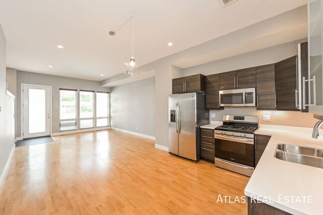 Building Photo - Contemporary Bi-level 2 Bed/2.5 Bath Townh...