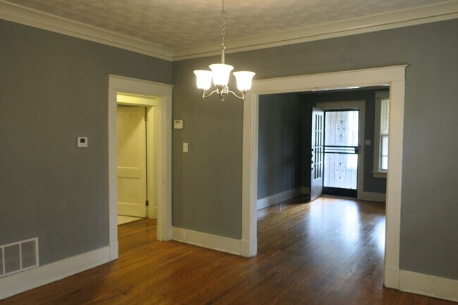 Building Photo - CHARMING MIDTOWN BUNGALOW