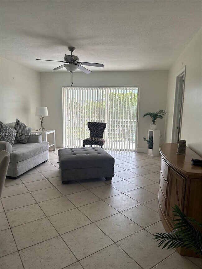 Foto del edificio - 8305 Sunrise Lakes Blvd