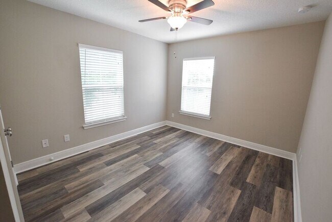Foto del edificio - 2437 E Jefferson St
