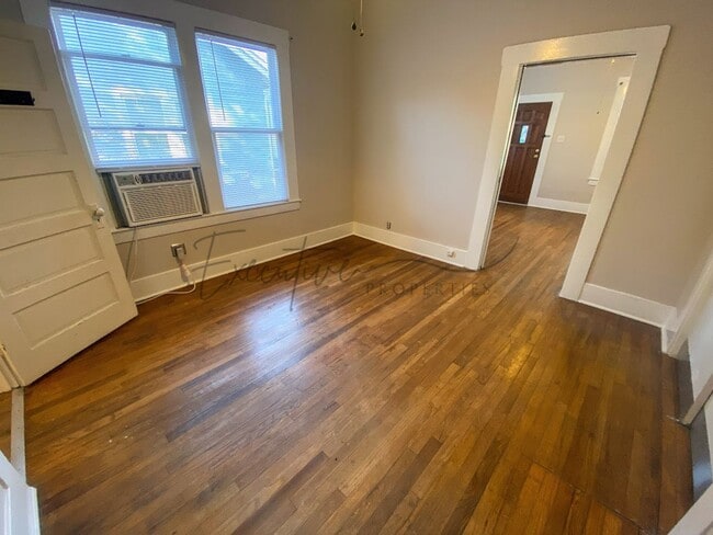 Foto del edificio - Modern Upgrades + Classic Charm – 2BR Dupl...