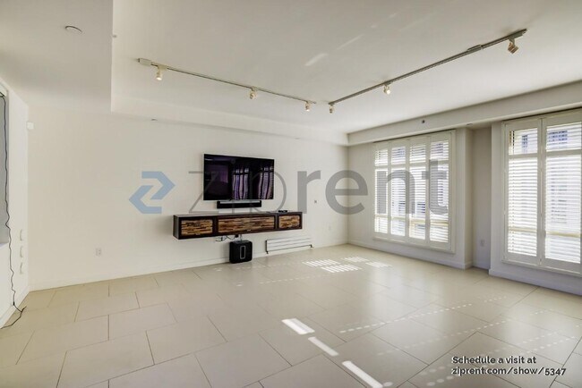 Foto del edificio - 1789 Washington St